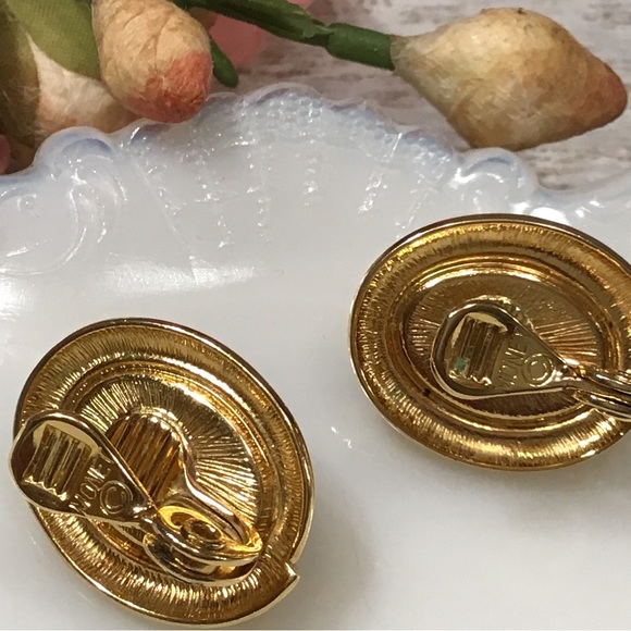CLEARANCE Vintage Monet Clip On Earrings - Picture 5 of 5